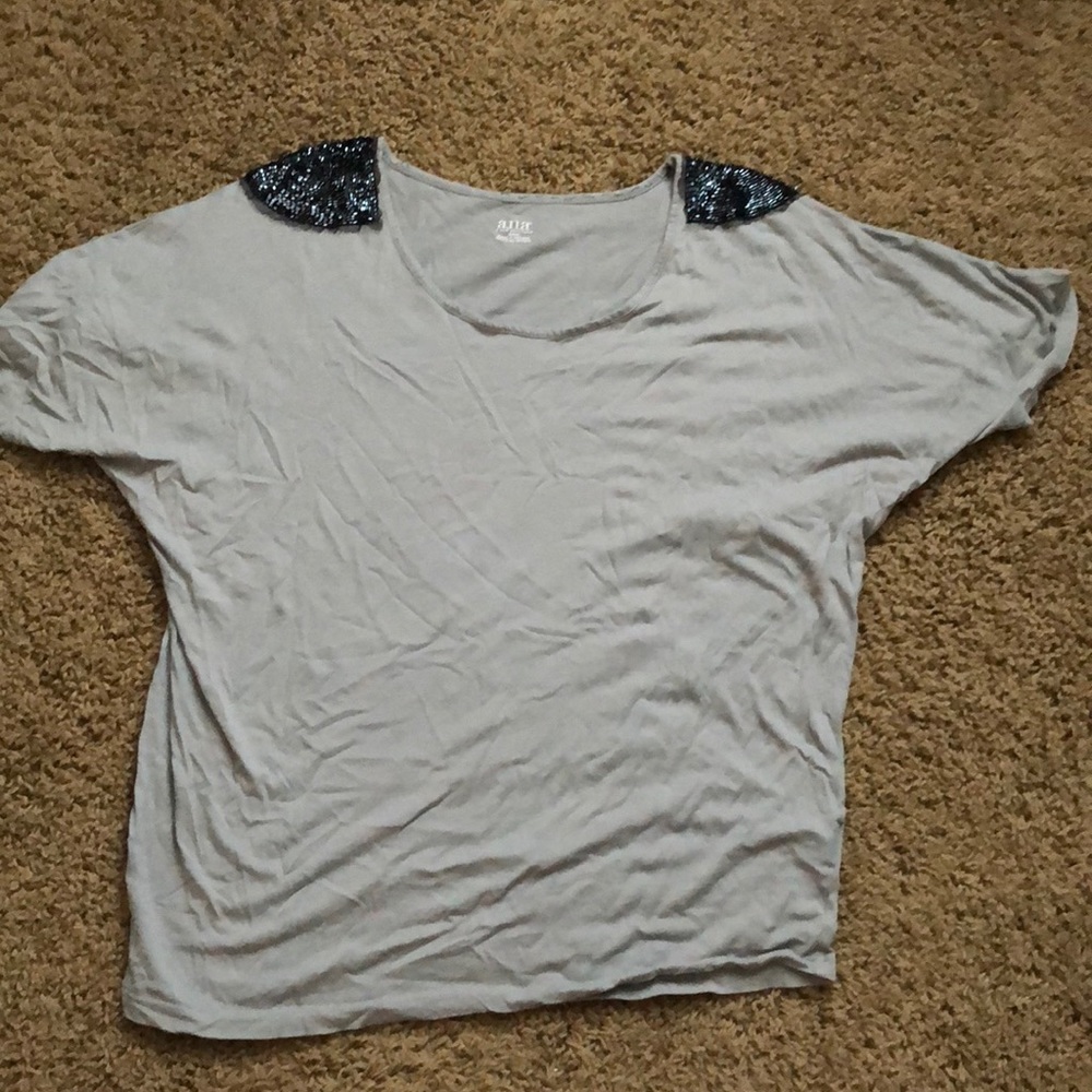 Grey T-shirt with sequins shoulders